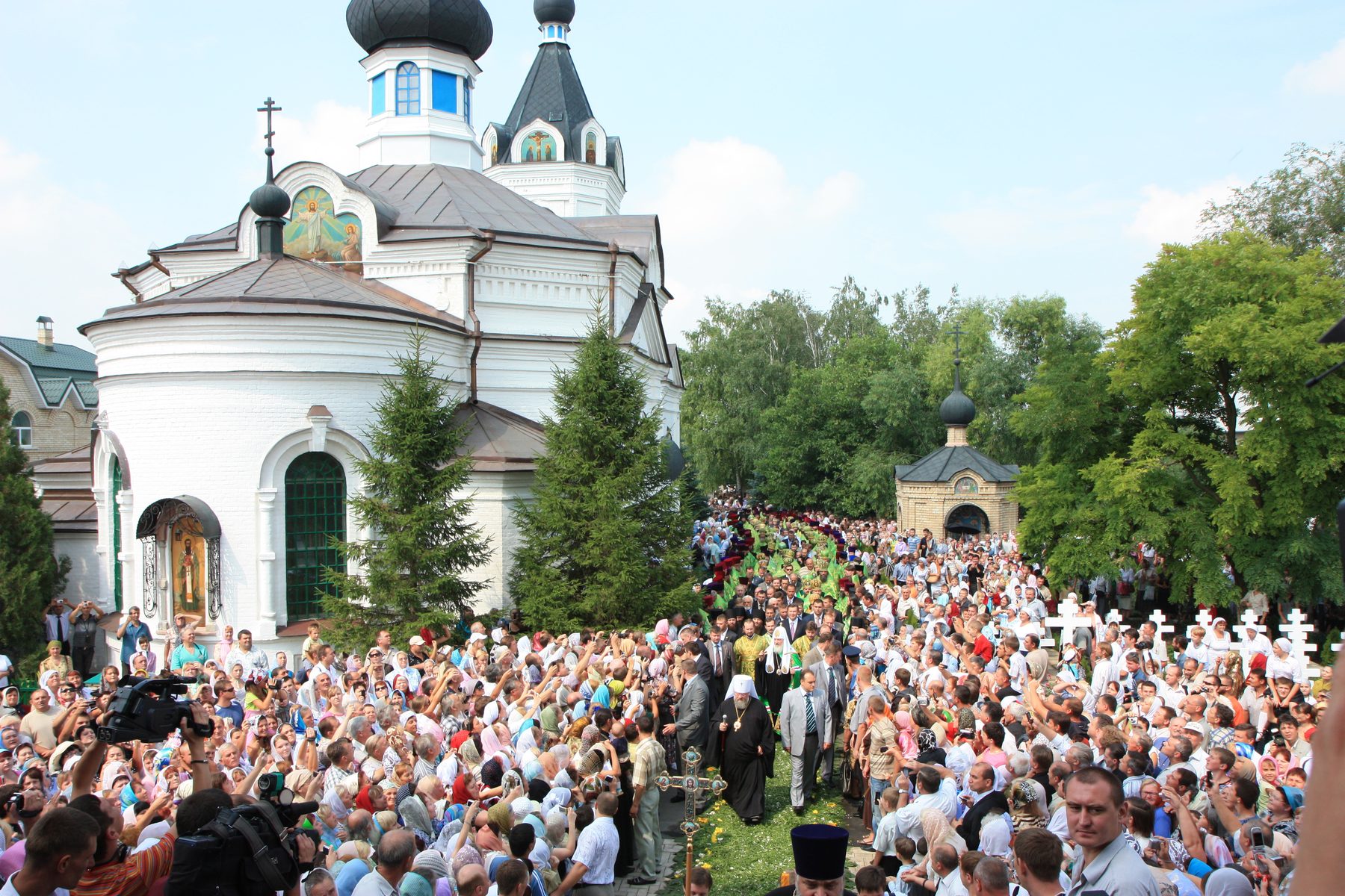 Паломники в обители на престольный праздник